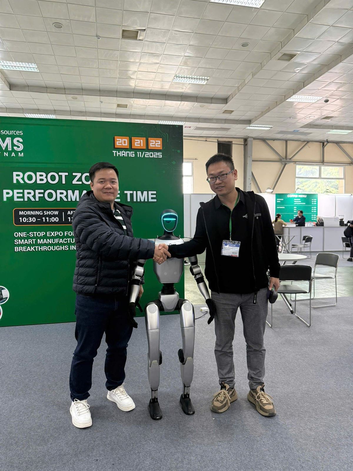 Thành viên BAT Technology bắt tay robot dạng người tại triển lãm GEIMS Việt Nam 2025
