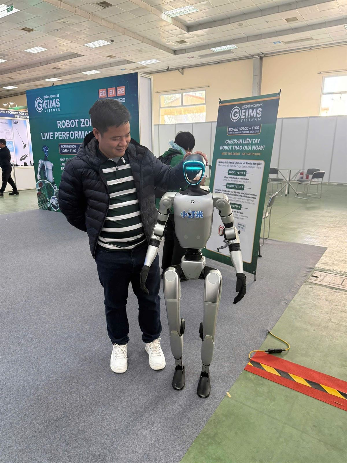 Trải nghiệm robot dạng người tại khu Robot Zone, triển lãm GEIMS Việt Nam 2025